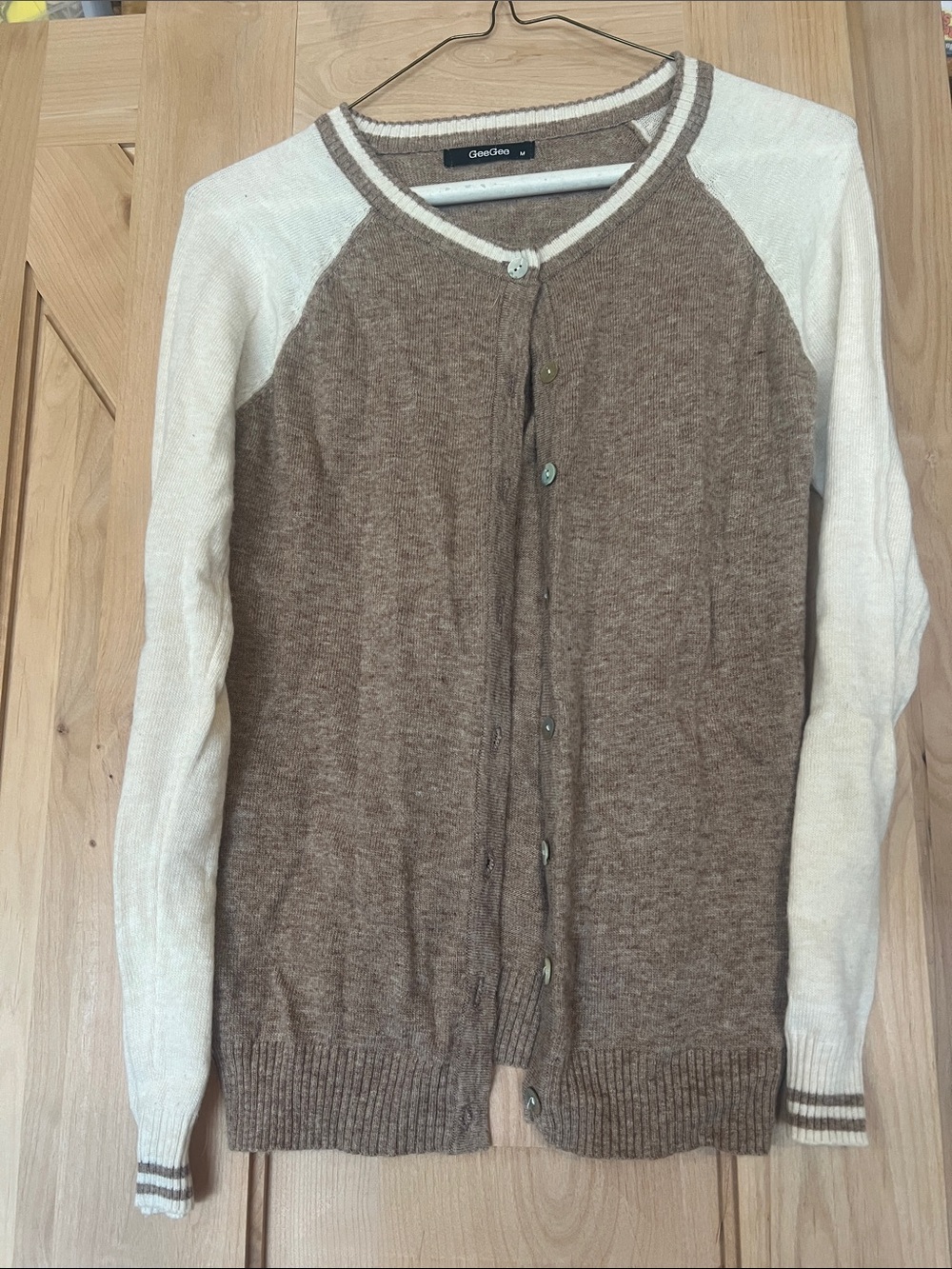 GeeCléo Brown and Cream Raglan Button-Front Cardigan